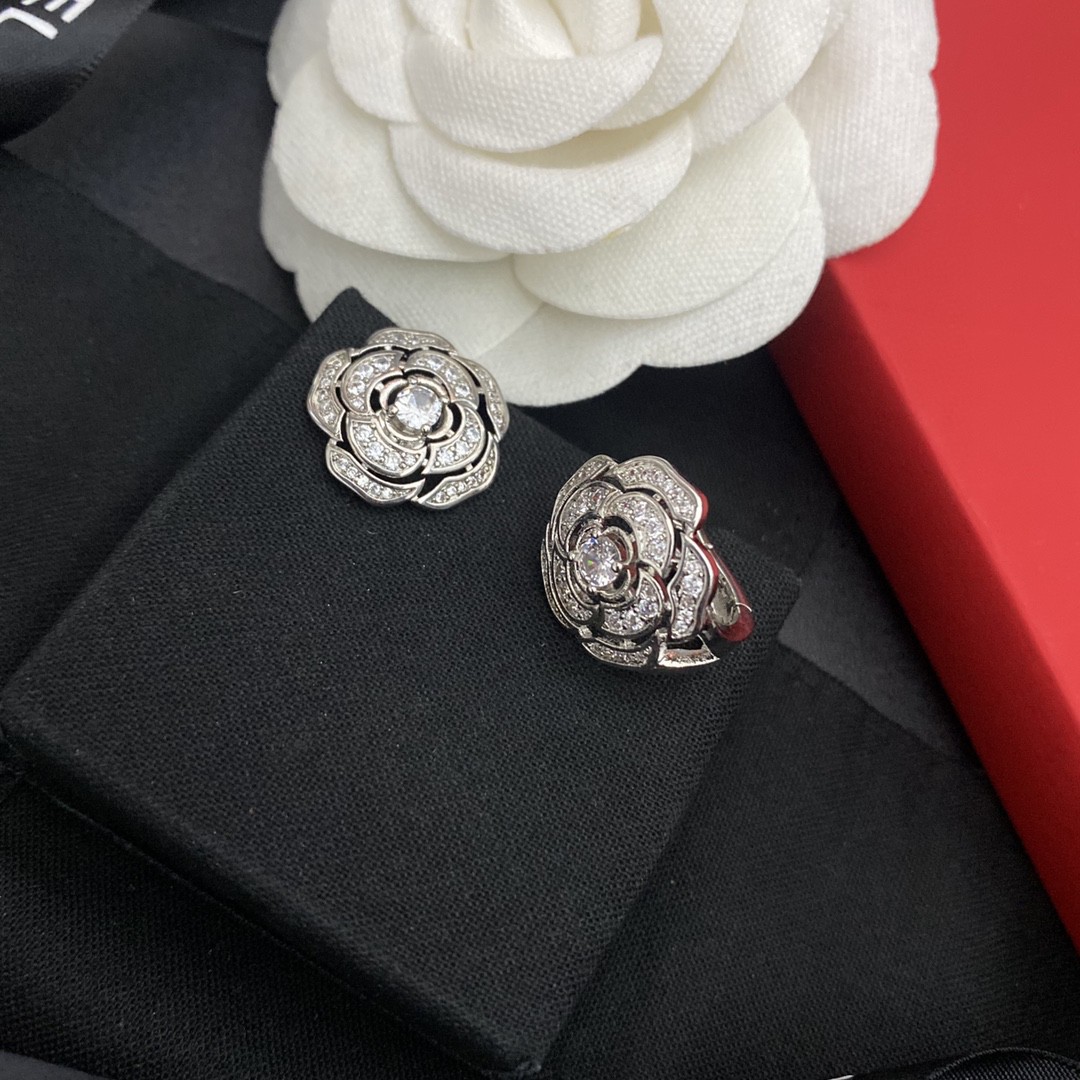 Chanel 高仿立體山茶花鑽飾耳環 水鑽層疊設計 氣質花型款推薦| 7 Chanel 高仿立體山茶花鑽飾耳環 水鑽層疊設計 氣質花型款推薦
