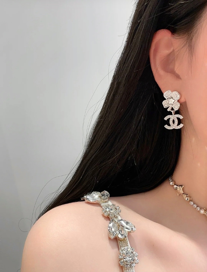 Chanel 高仿花鑽雙C垂墜耳環 閃亮造型優雅百搭女款飾品| 14 Chanel 高仿花鑽雙C垂墜耳環 閃亮造型優雅百搭女款飾品