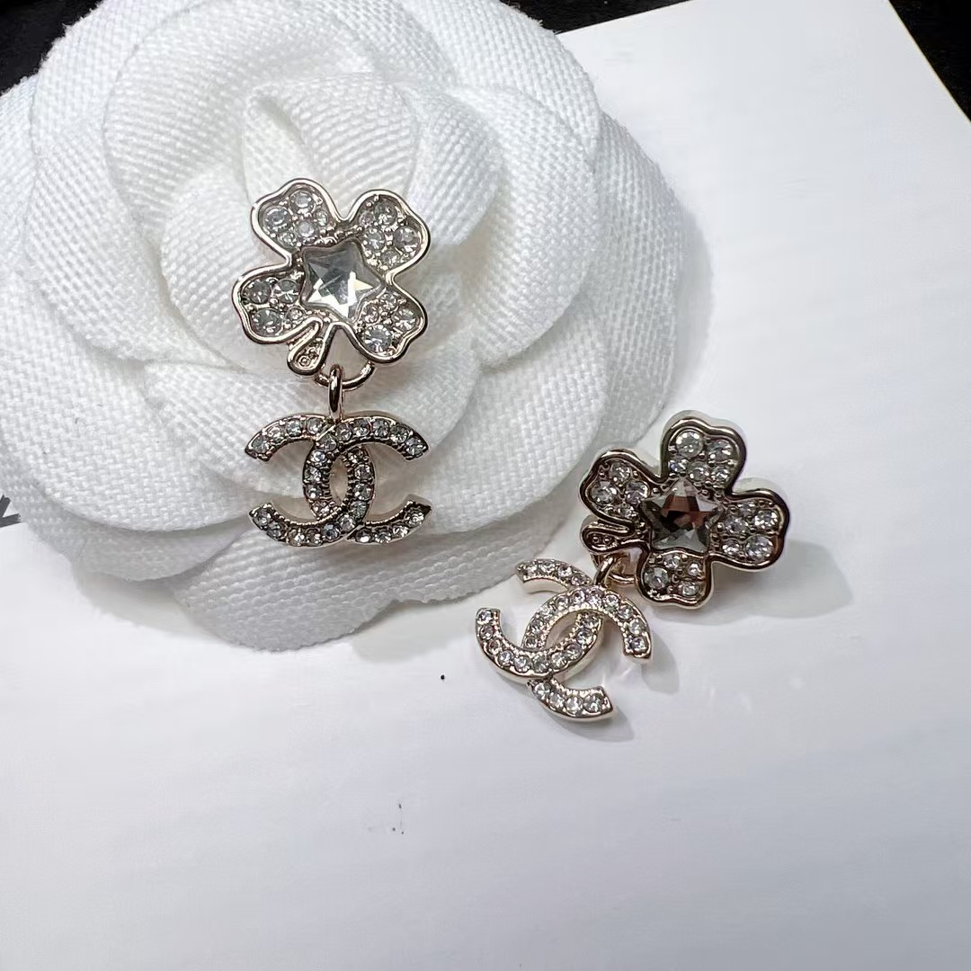 Chanel 高仿花鑽雙C垂墜耳環 閃亮造型優雅百搭女款飾品| 13 Chanel 高仿花鑽雙C垂墜耳環 閃亮造型優雅百搭女款飾品