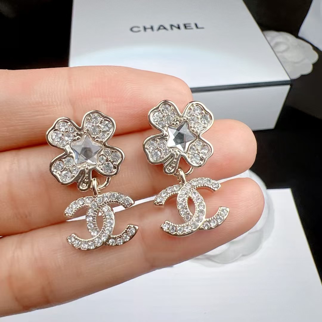 Chanel 高仿花鑽雙C垂墜耳環 閃亮造型優雅百搭女款飾品| 12 Chanel 高仿花鑽雙C垂墜耳環 閃亮造型優雅百搭女款飾品
