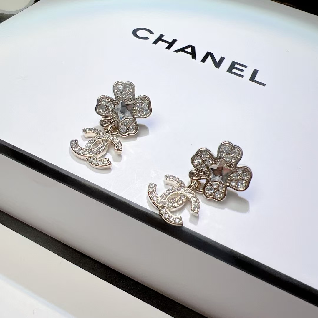 Chanel 高仿花鑽雙C垂墜耳環 閃亮造型優雅百搭女款飾品| 10 Chanel 高仿花鑽雙C垂墜耳環 閃亮造型優雅百搭女款飾品