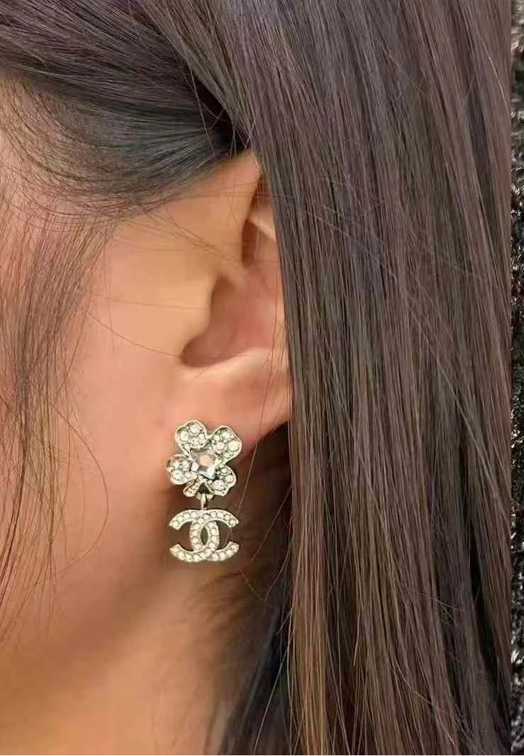 Chanel 高仿花鑽雙C垂墜耳環 閃亮造型優雅百搭女款飾品| 9 Chanel 高仿花鑽雙C垂墜耳環 閃亮造型優雅百搭女款飾品