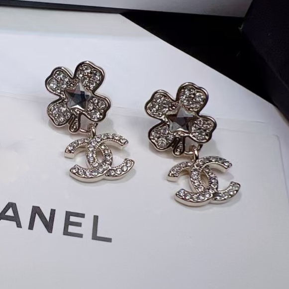 Chanel 高仿花鑽雙C垂墜耳環 閃亮造型優雅百搭女款飾品| 8 Chanel 高仿花鑽雙C垂墜耳環 閃亮造型優雅百搭女款飾品