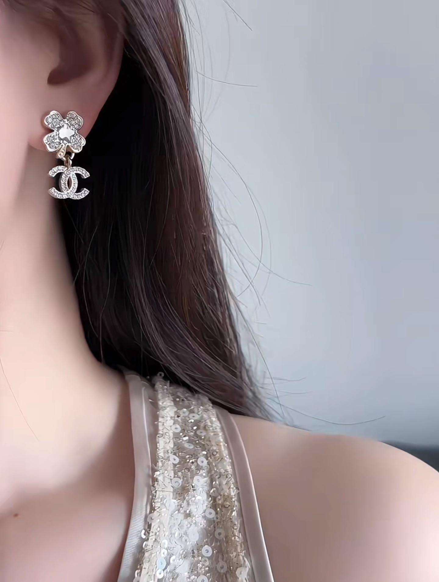 Chanel 高仿花鑽雙C垂墜耳環 閃亮造型優雅百搭女款飾品| 7 Chanel 高仿花鑽雙C垂墜耳環 閃亮造型優雅百搭女款飾品