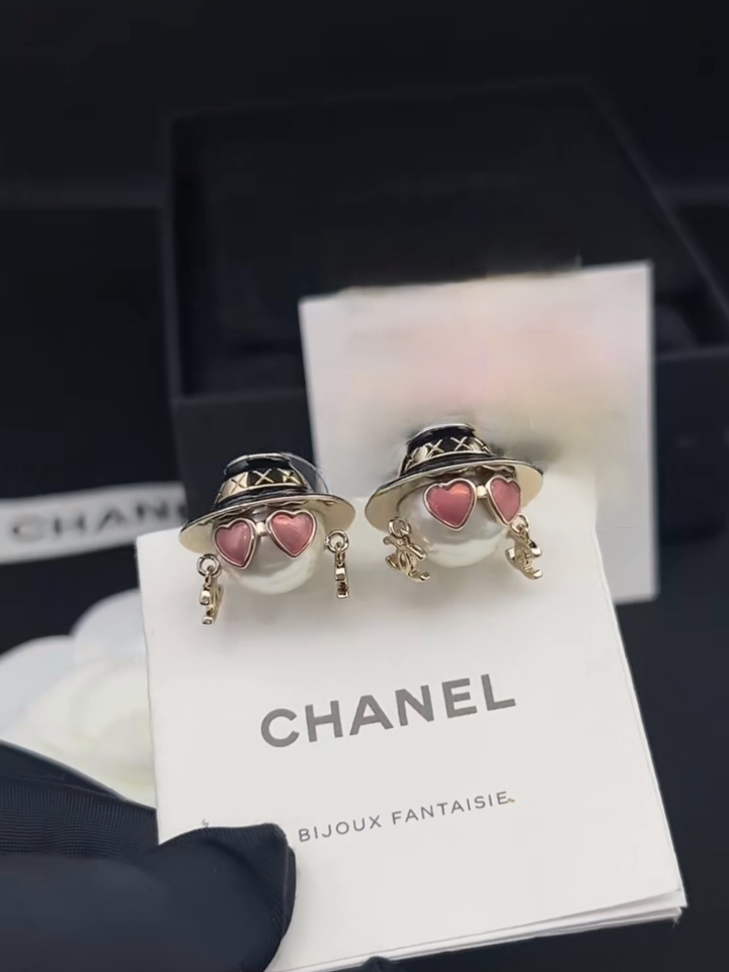 Chanel 高仿黑鑽雙C垂墜耳環 金屬雕紋復古設計款
