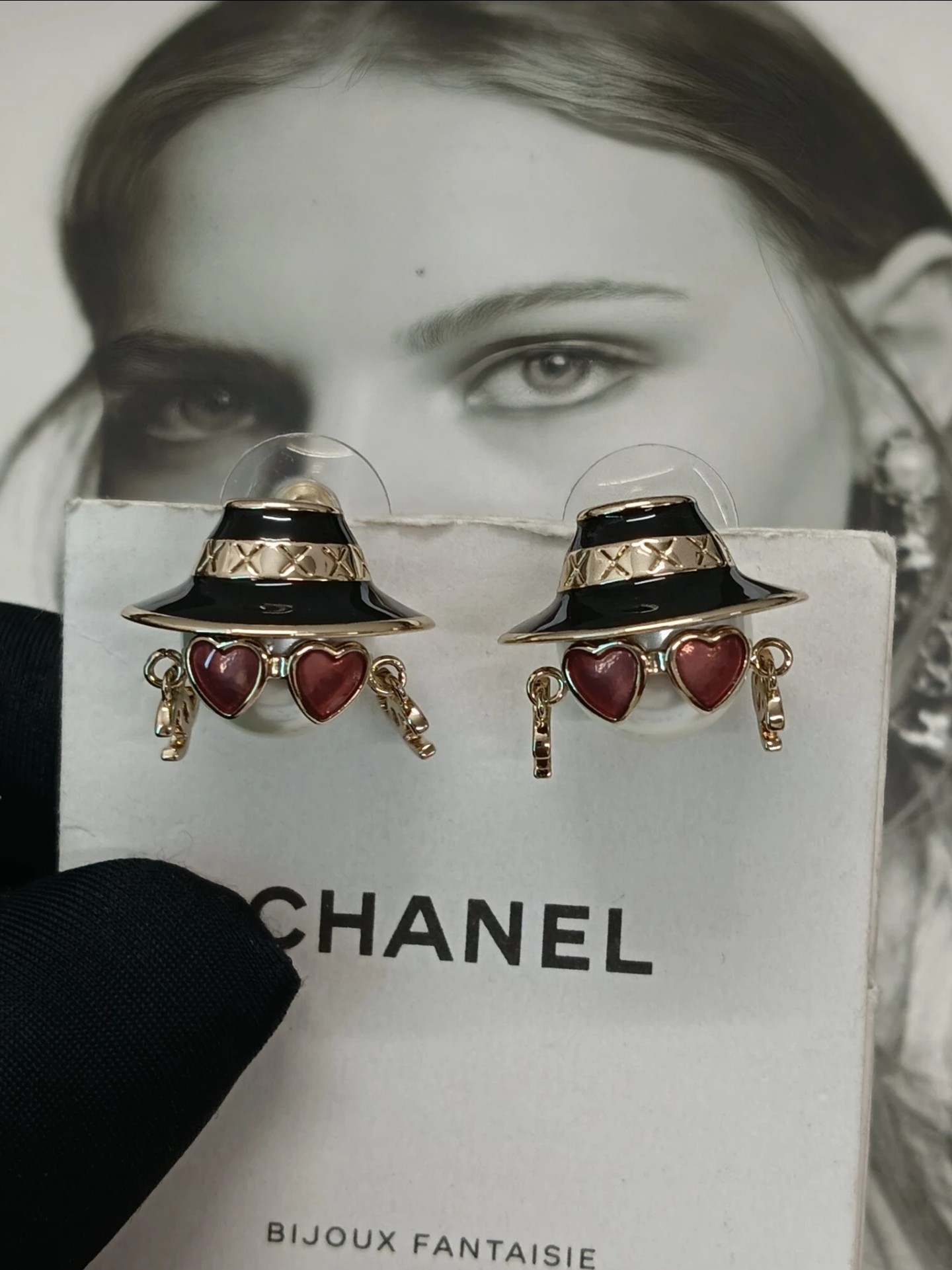 Chanel 高仿黑鑽雙C垂墜耳環 金屬雕紋復古設計款| 11 Chanel 高仿黑鑽雙C垂墜耳環 金屬雕紋復古設計款