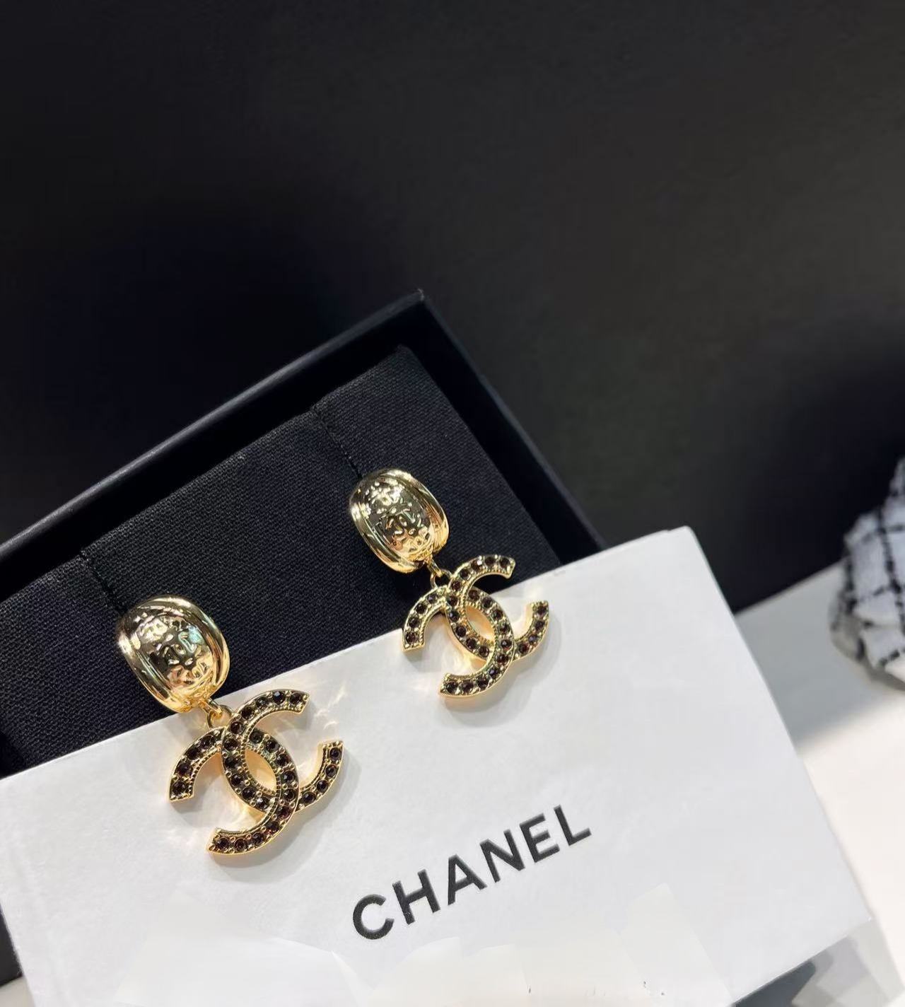 Chanel 高仿黑鑽金屬雙C耳環 經典圓環造型沉穩時尚款