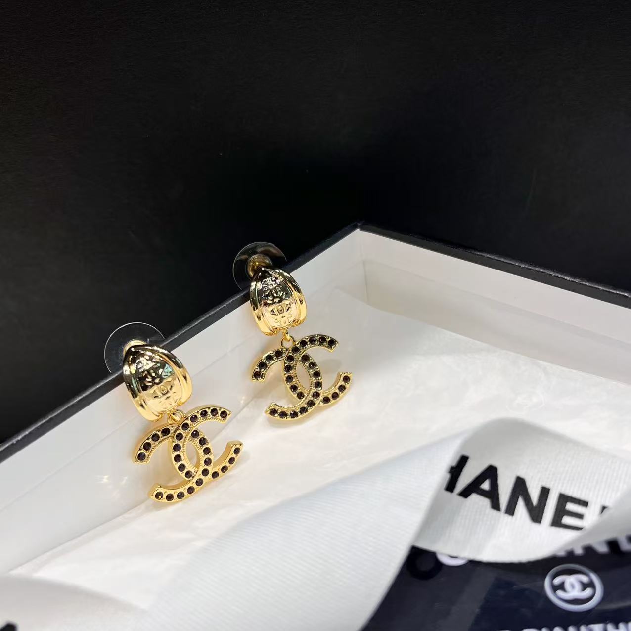 Chanel 高仿黑鑽金屬雙C耳環 經典圓環造型沉穩時尚款| 10 Chanel 高仿黑鑽金屬雙C耳環 經典圓環造型沉穩時尚款