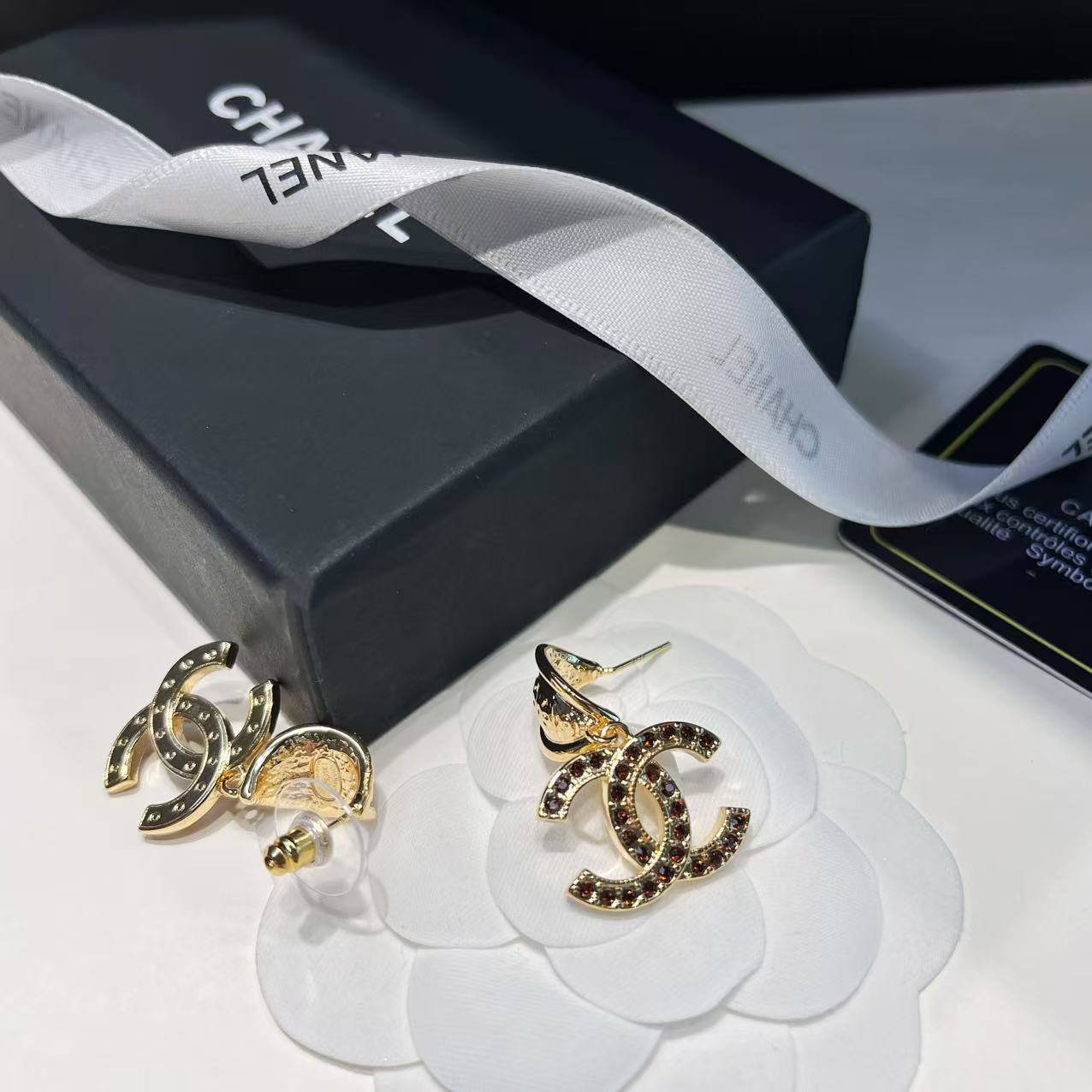 Chanel 高仿黑鑽金屬雙C耳環 經典圓環造型沉穩時尚款| 7 Chanel 高仿黑鑽金屬雙C耳環 經典圓環造型沉穩時尚款