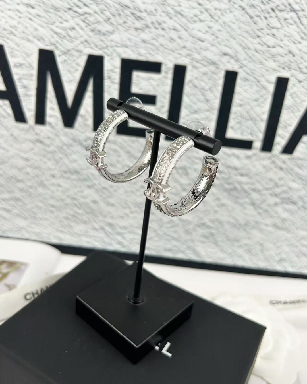Chanel 高仿寬版雙C環形耳環 銀鑽亮面造型 大氣精品飾品| 8 Chanel 高仿寬版雙C環形耳環 銀鑽亮面造型 大氣精品飾品
