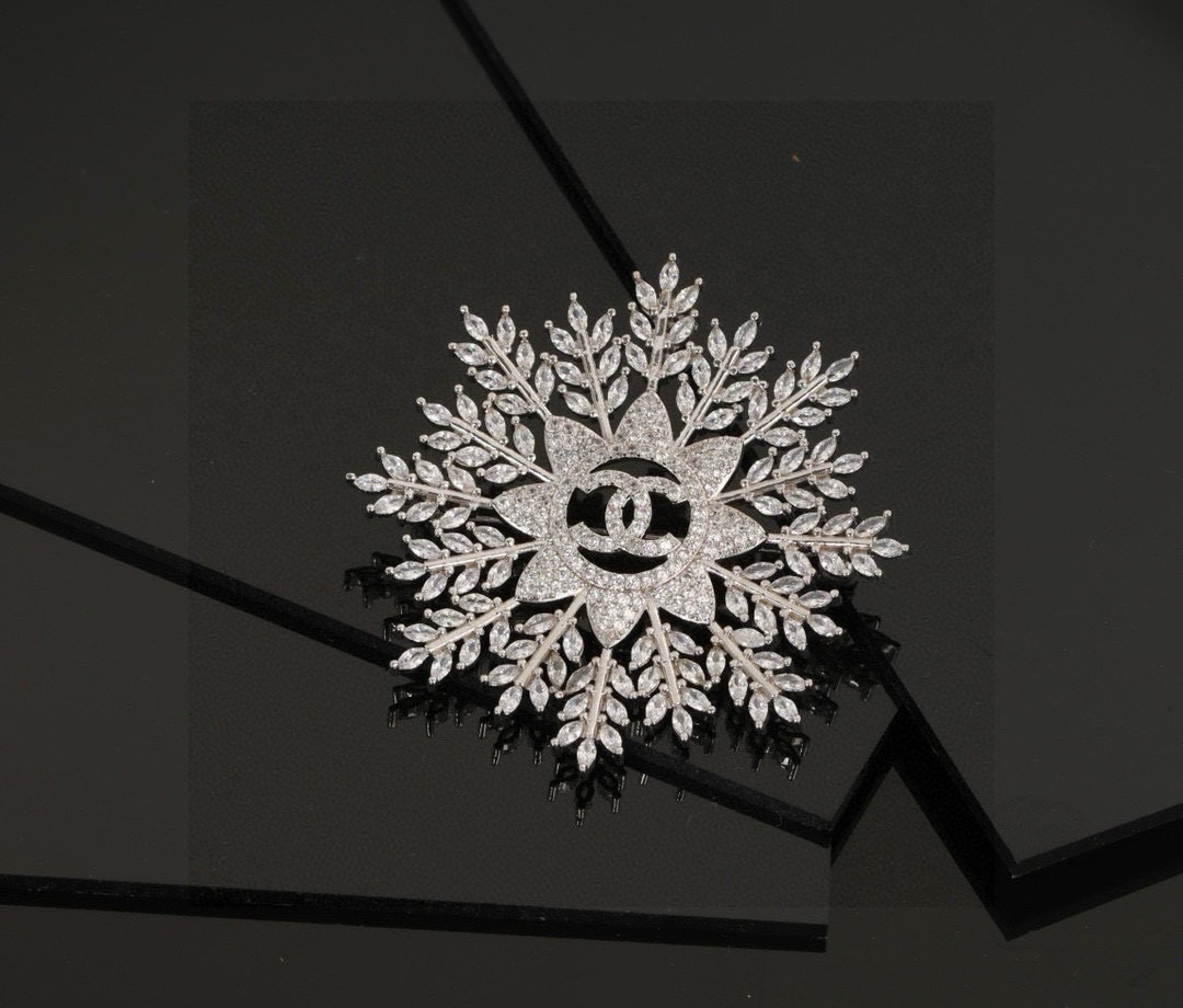 Chanel高仿雪花胸針設計感奢華風格女款飾品冬日限定款| 10 Chanel高仿雪花胸針設計感奢華風格女款飾品冬日限定款