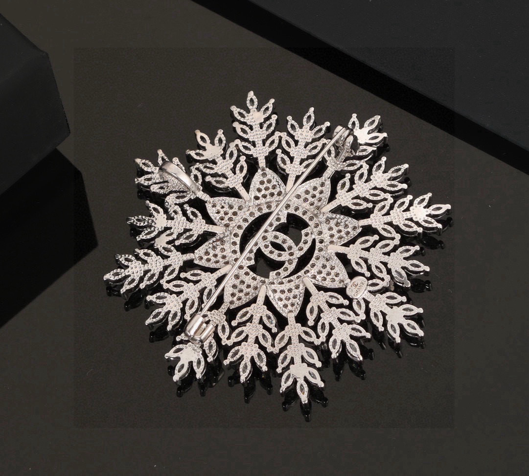 Chanel高仿雪花胸針設計感奢華風格女款飾品冬日限定款| 7 Chanel高仿雪花胸針設計感奢華風格女款飾品冬日限定款