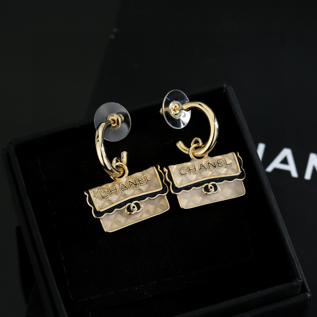 Chanel高仿耳環女款設計包造型趣味風格新品飾品| 11 Chanel高仿耳環女款設計包造型趣味風格新品飾品
