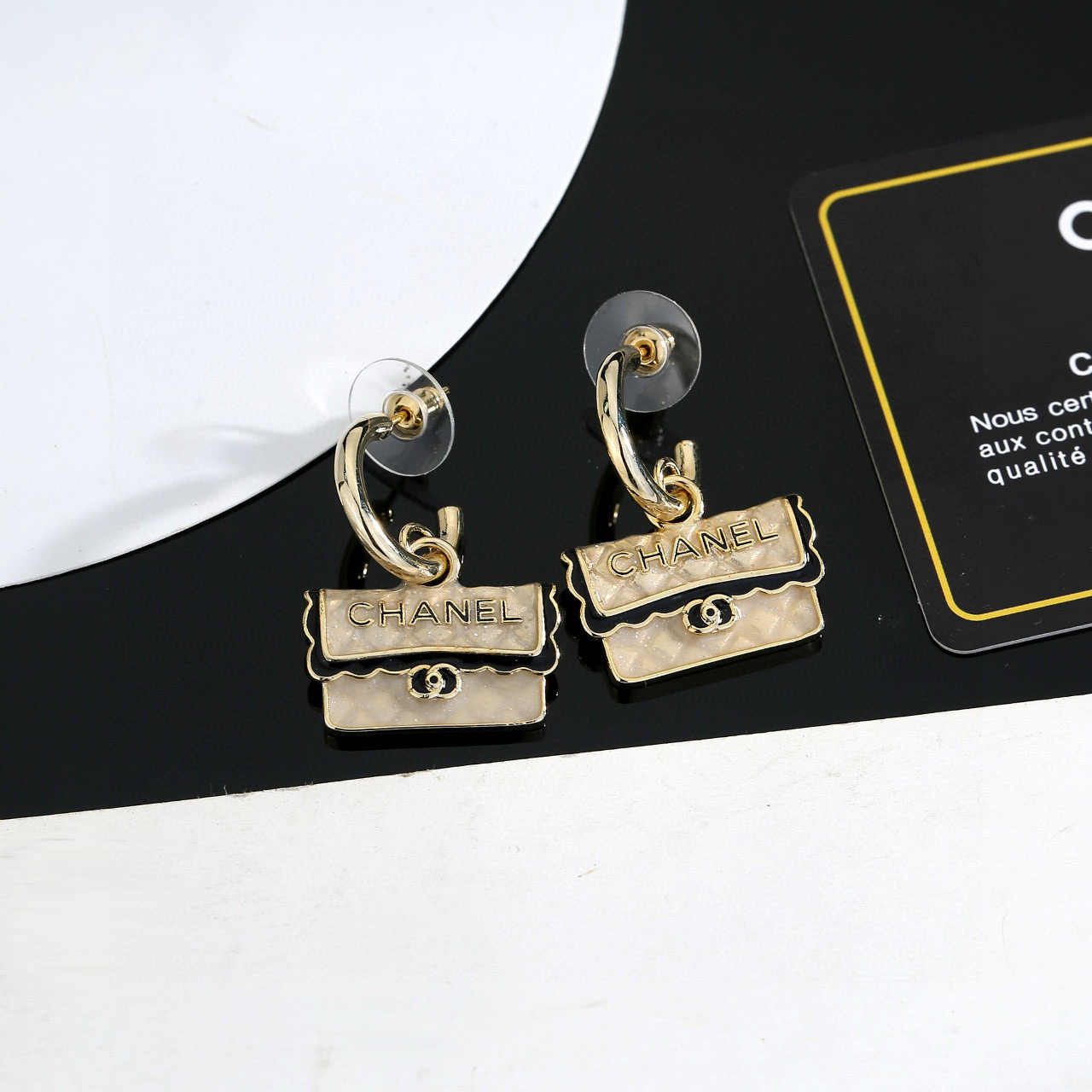 Chanel高仿耳環女款設計包造型趣味風格新品飾品| 10 Chanel高仿耳環女款設計包造型趣味風格新品飾品