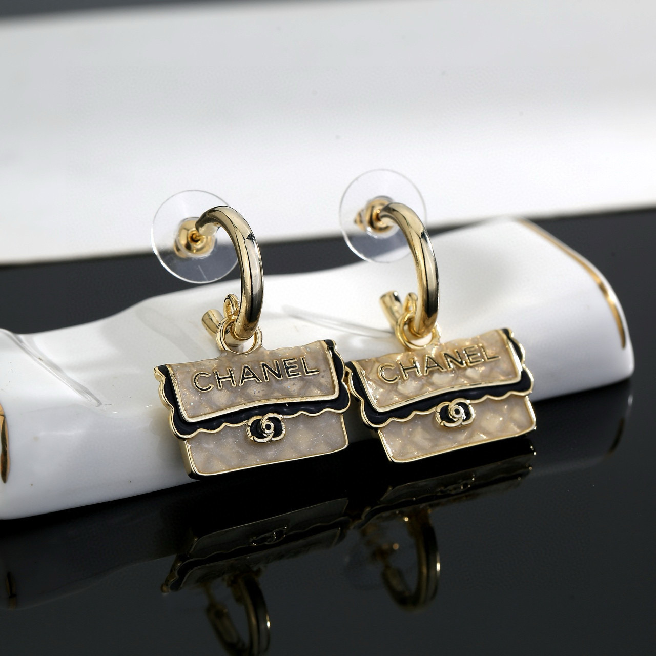 Chanel高仿耳環女款設計包造型趣味風格新品飾品| 9 Chanel高仿耳環女款設計包造型趣味風格新品飾品