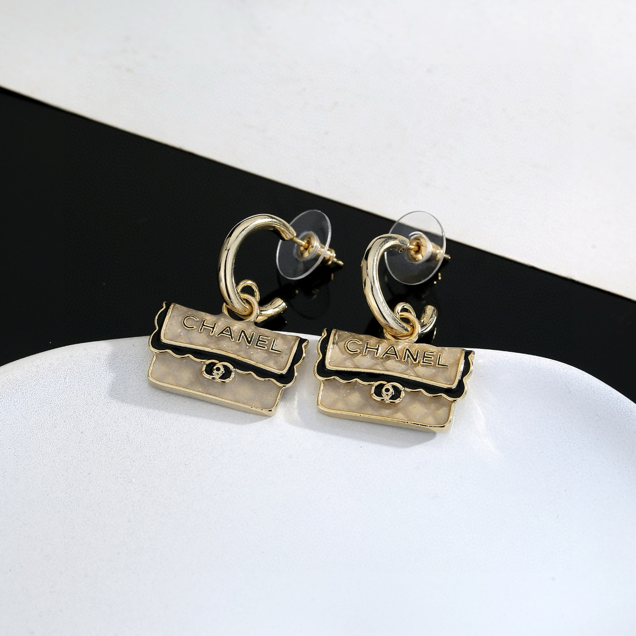 Chanel高仿耳環女款設計包造型趣味風格新品飾品| 8 Chanel高仿耳環女款設計包造型趣味風格新品飾品