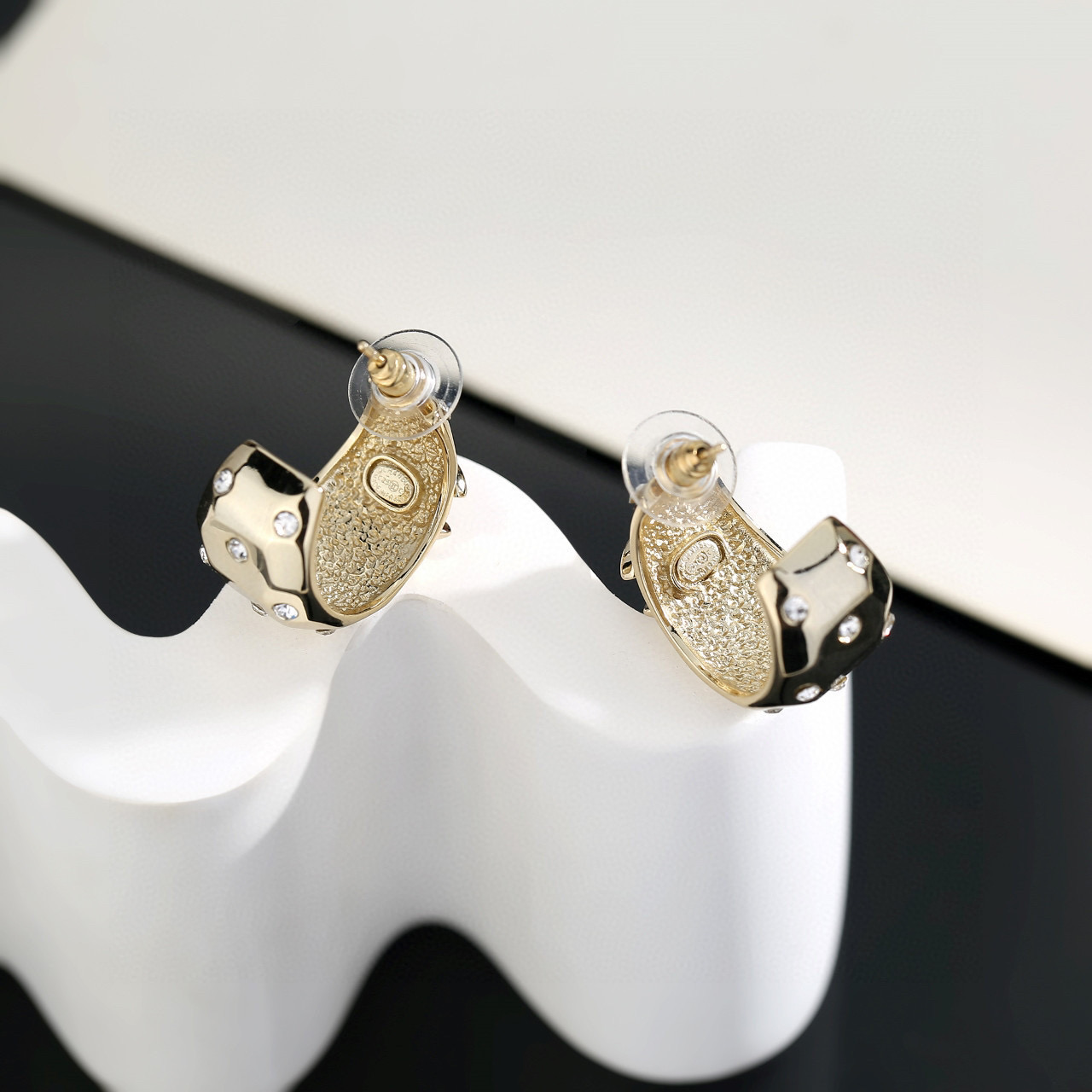 Chanel原單復古金屬耳環雙C點鑽經典造型百搭飾品| 8 Chanel原單復古金屬耳環雙C點鑽經典造型百搭飾品