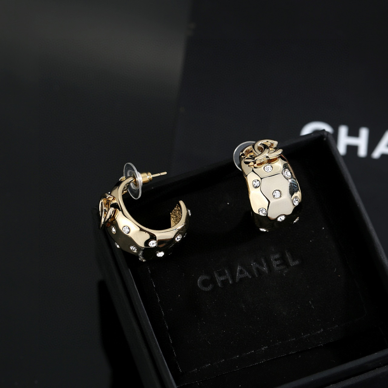 Chanel原單復古金屬耳環雙C點鑽經典造型百搭飾品| 7 Chanel原單復古金屬耳環雙C點鑽經典造型百搭飾品
