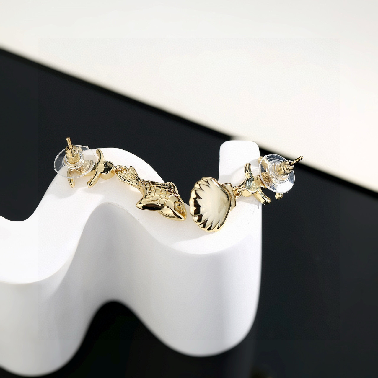 Chanel精品仿製海洋風耳環金色魚貝造型女款飾品| 11 Chanel精品仿製海洋風耳環金色魚貝造型女款飾品