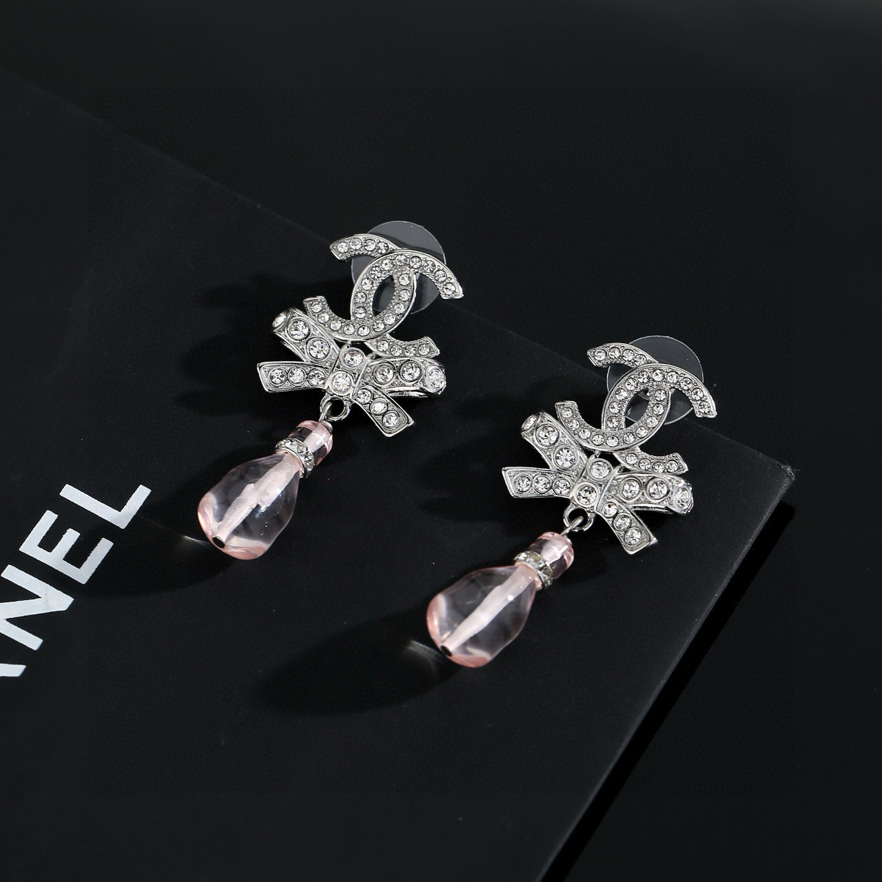 Chanel高仿水晶耳環蝴蝶結垂墜粉晶風格飾品人氣款| 10 Chanel高仿水晶耳環蝴蝶結垂墜粉晶風格飾品人氣款