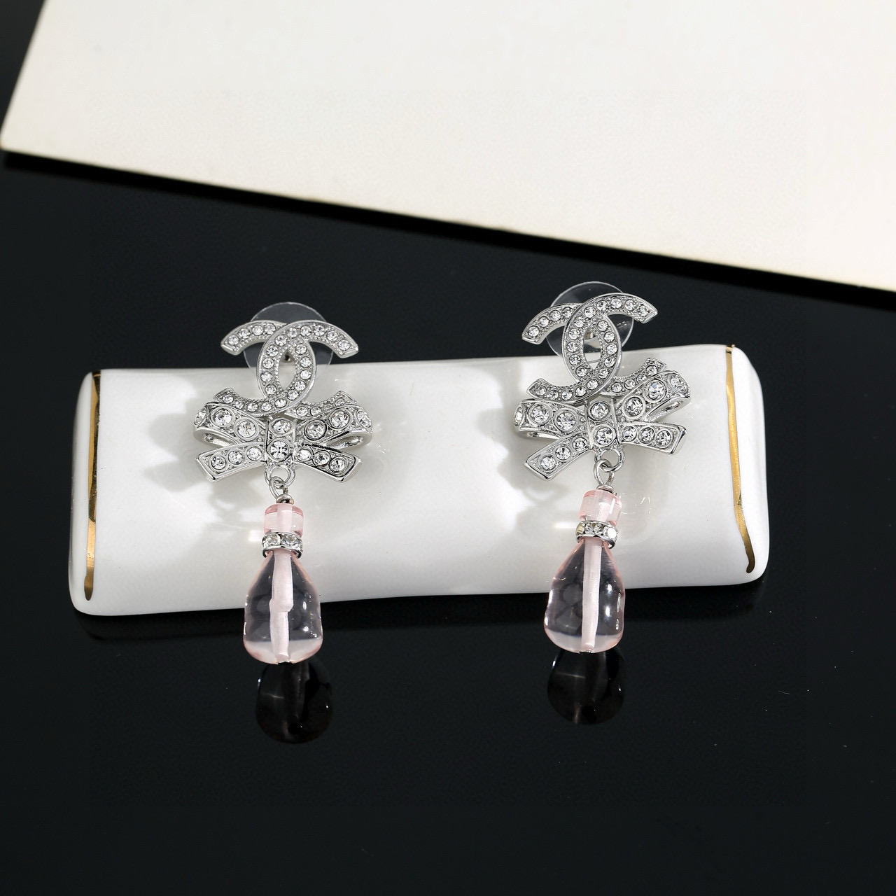 Chanel高仿水晶耳環蝴蝶結垂墜粉晶風格飾品人氣款| 8 Chanel高仿水晶耳環蝴蝶結垂墜粉晶風格飾品人氣款
