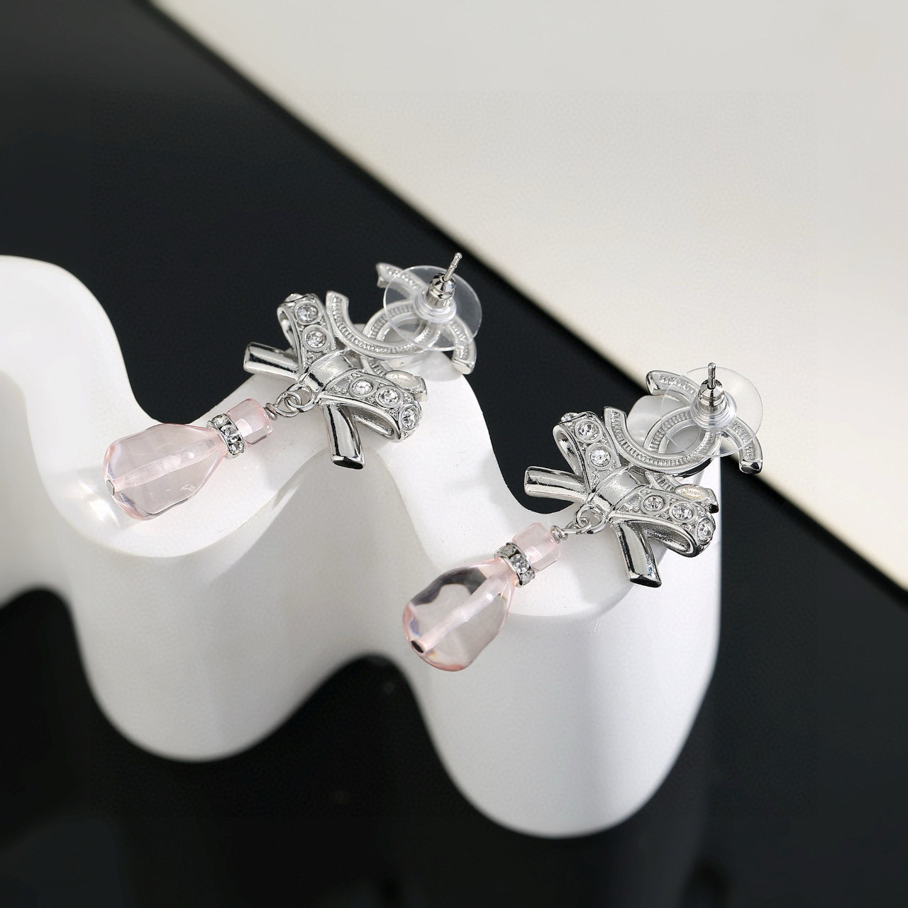 Chanel高仿水晶耳環蝴蝶結垂墜粉晶風格飾品人氣款| 9 Chanel高仿水晶耳環蝴蝶結垂墜粉晶風格飾品人氣款