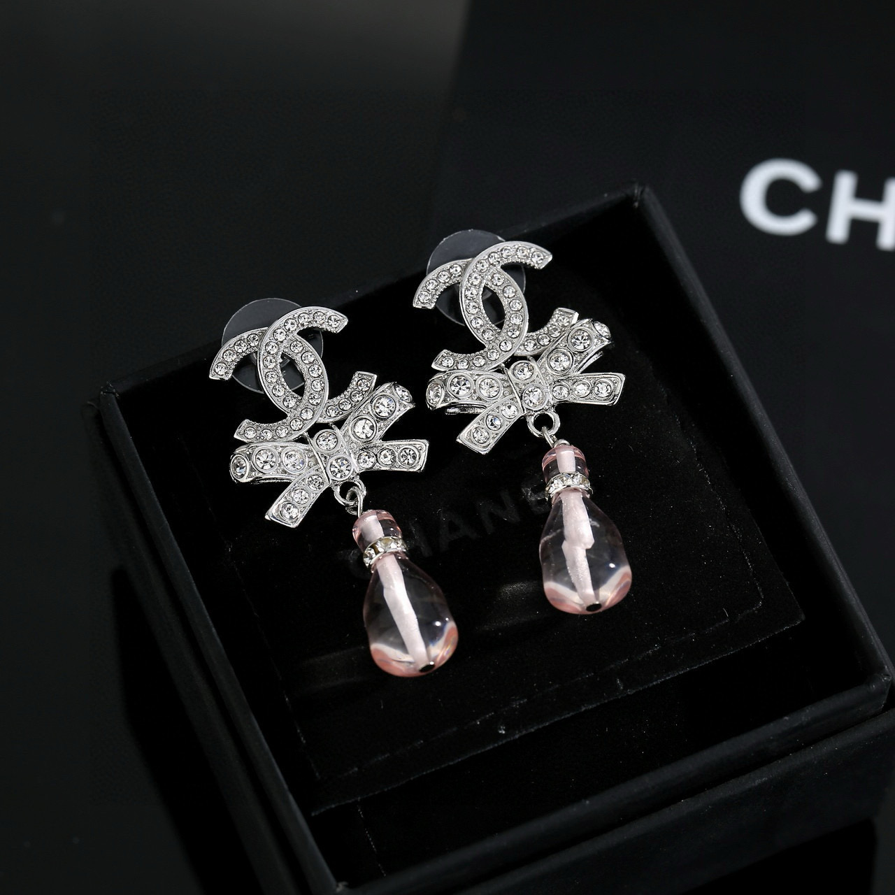 Chanel高仿水晶耳環蝴蝶結垂墜粉晶風格飾品人氣款| 7 Chanel高仿水晶耳環蝴蝶結垂墜粉晶風格飾品人氣款
