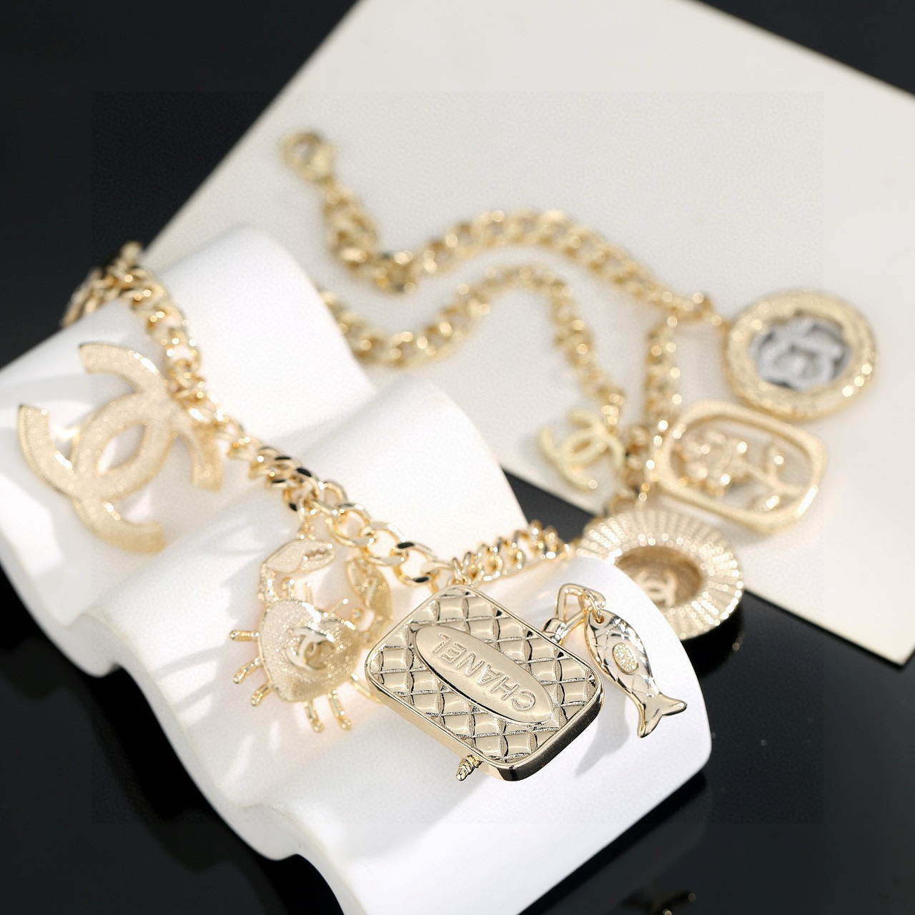 Chanel原單金鍊手鍊立體吊飾組合設計女款趣味風格飾品| 8 Chanel原單金鍊手鍊立體吊飾組合設計女款趣味風格飾品