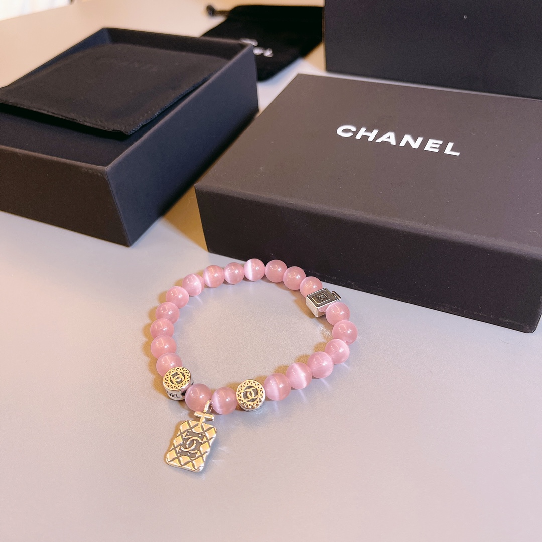 Chanel高仿粉晶手鍊女款香水瓶吊飾設計氣質優雅風| 14 Chanel高仿粉晶手鍊女款香水瓶吊飾設計氣質優雅風