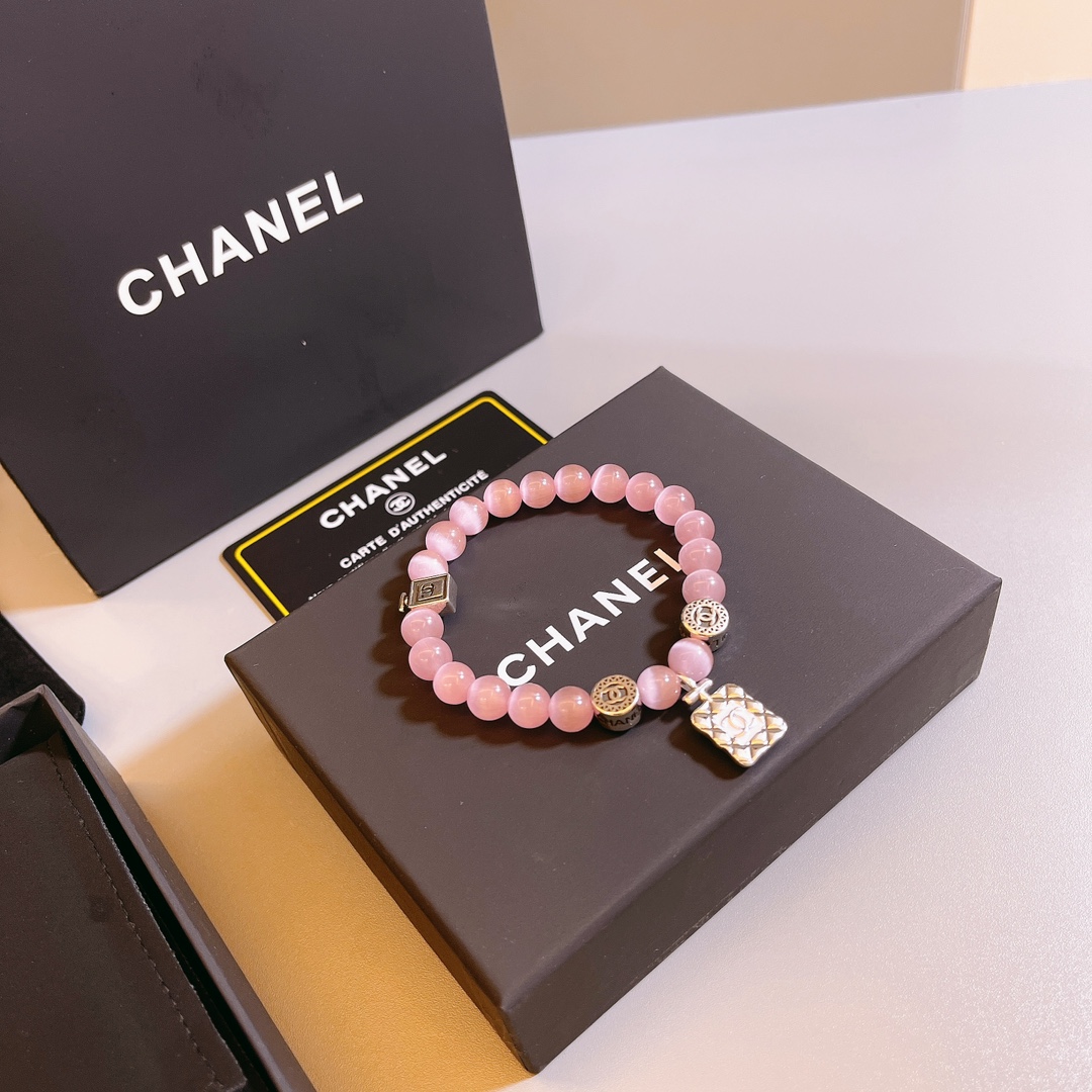 Chanel高仿粉晶手鍊女款香水瓶吊飾設計氣質優雅風| 11 Chanel高仿粉晶手鍊女款香水瓶吊飾設計氣質優雅風