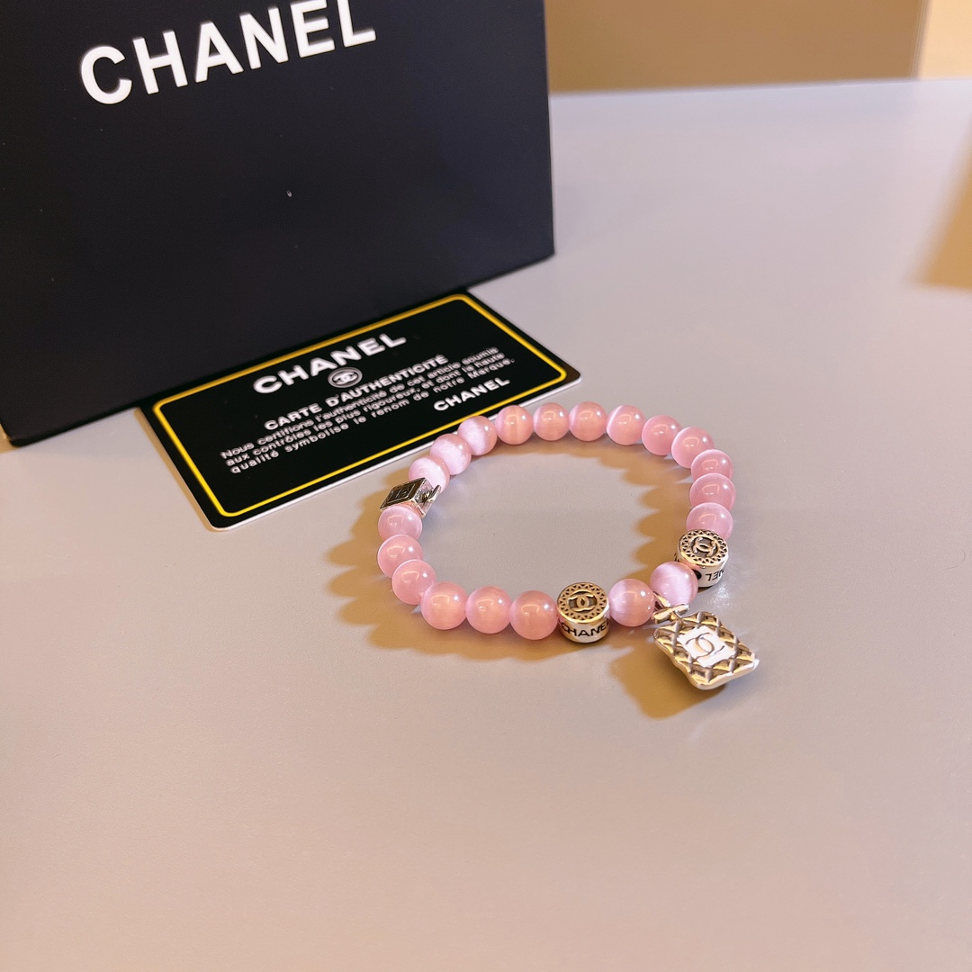 Chanel高仿粉晶手鍊女款香水瓶吊飾設計氣質優雅風| 12 Chanel高仿粉晶手鍊女款香水瓶吊飾設計氣質優雅風