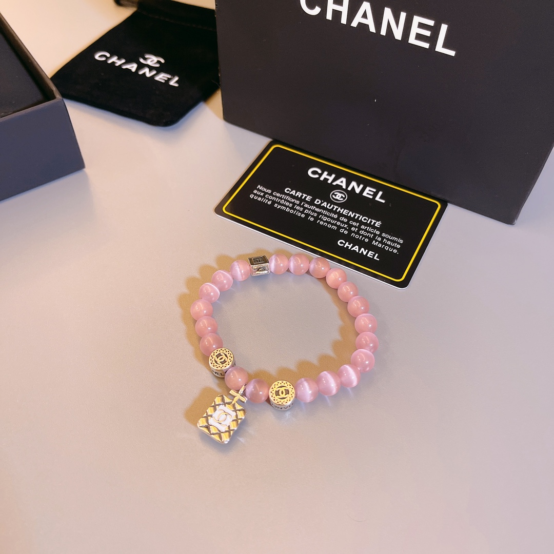 Chanel高仿粉晶手鍊女款香水瓶吊飾設計氣質優雅風| 10 Chanel高仿粉晶手鍊女款香水瓶吊飾設計氣質優雅風