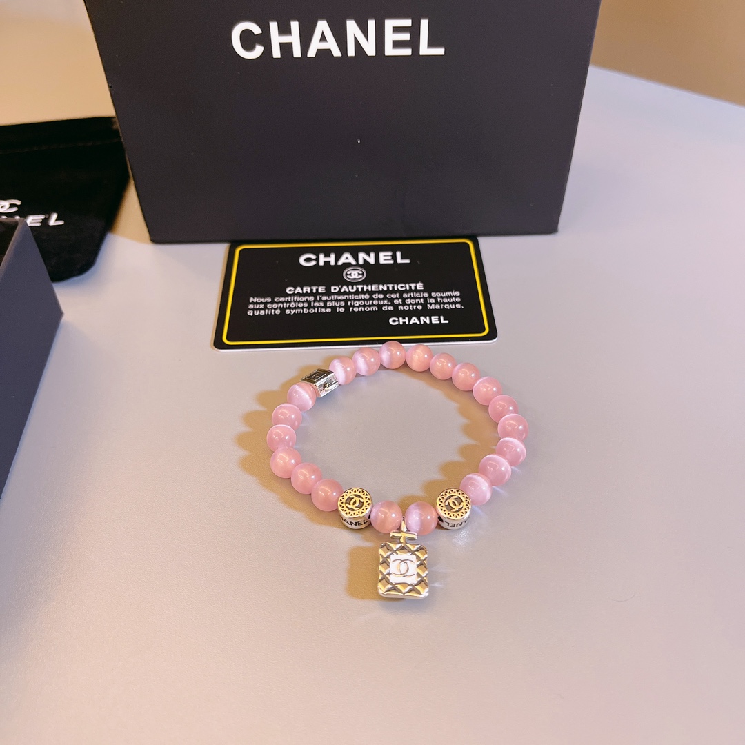 Chanel高仿粉晶手鍊女款香水瓶吊飾設計氣質優雅風| 9 Chanel高仿粉晶手鍊女款香水瓶吊飾設計氣質優雅風