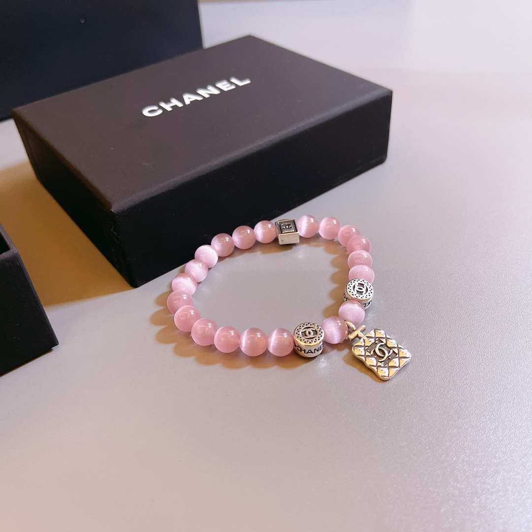 Chanel高仿粉晶手鍊女款香水瓶吊飾設計氣質優雅風| 8 Chanel高仿粉晶手鍊女款香水瓶吊飾設計氣質優雅風