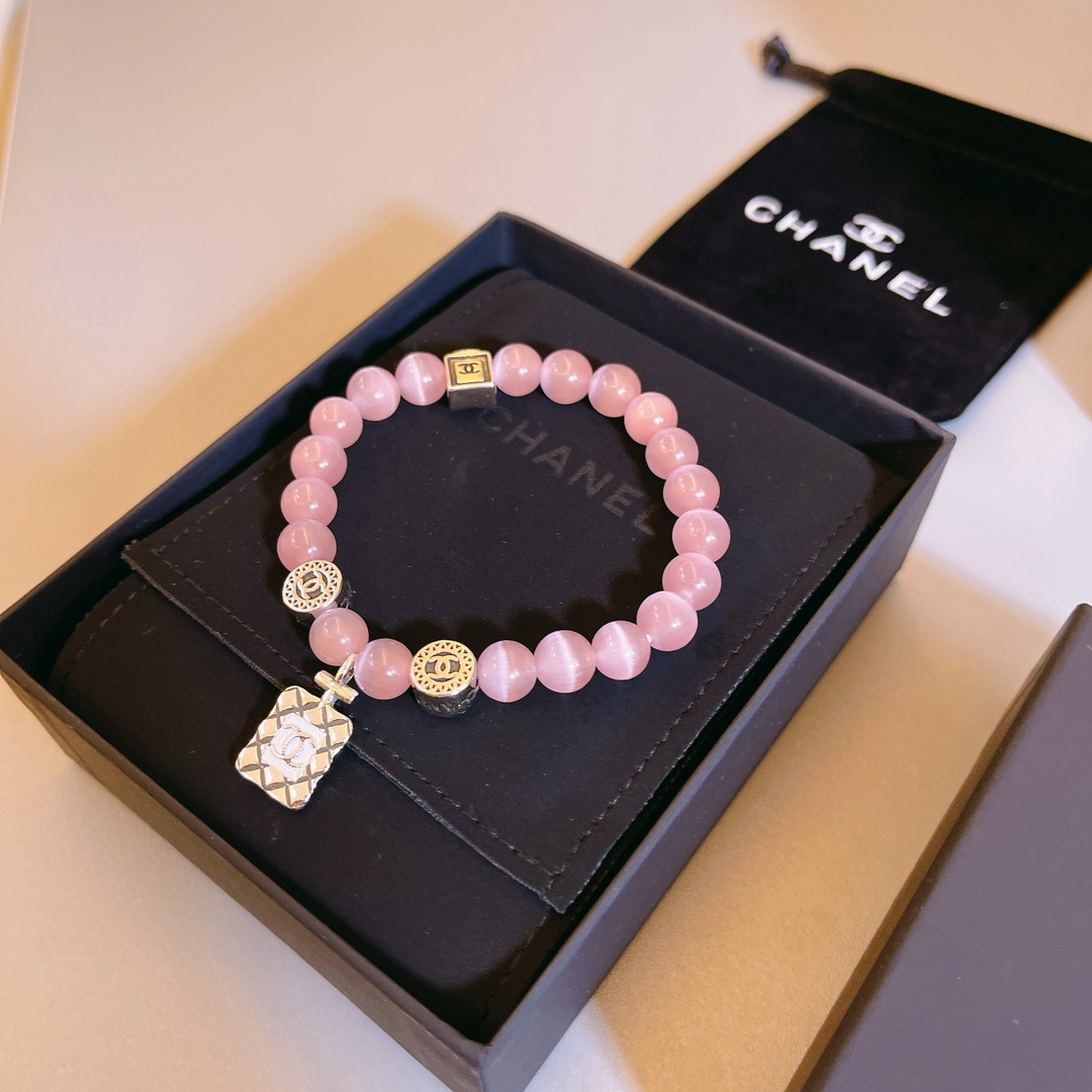 Chanel高仿粉晶手鍊女款香水瓶吊飾設計氣質優雅風| 7 Chanel高仿粉晶手鍊女款香水瓶吊飾設計氣質優雅風