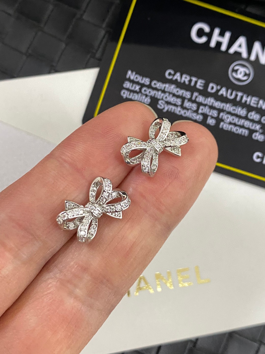 Chanel 高仿蝴蝶結耳釘 女士氣質鑲鑽小巧百搭款| 12 Chanel 高仿蝴蝶結耳釘 女士氣質鑲鑽小巧百搭款