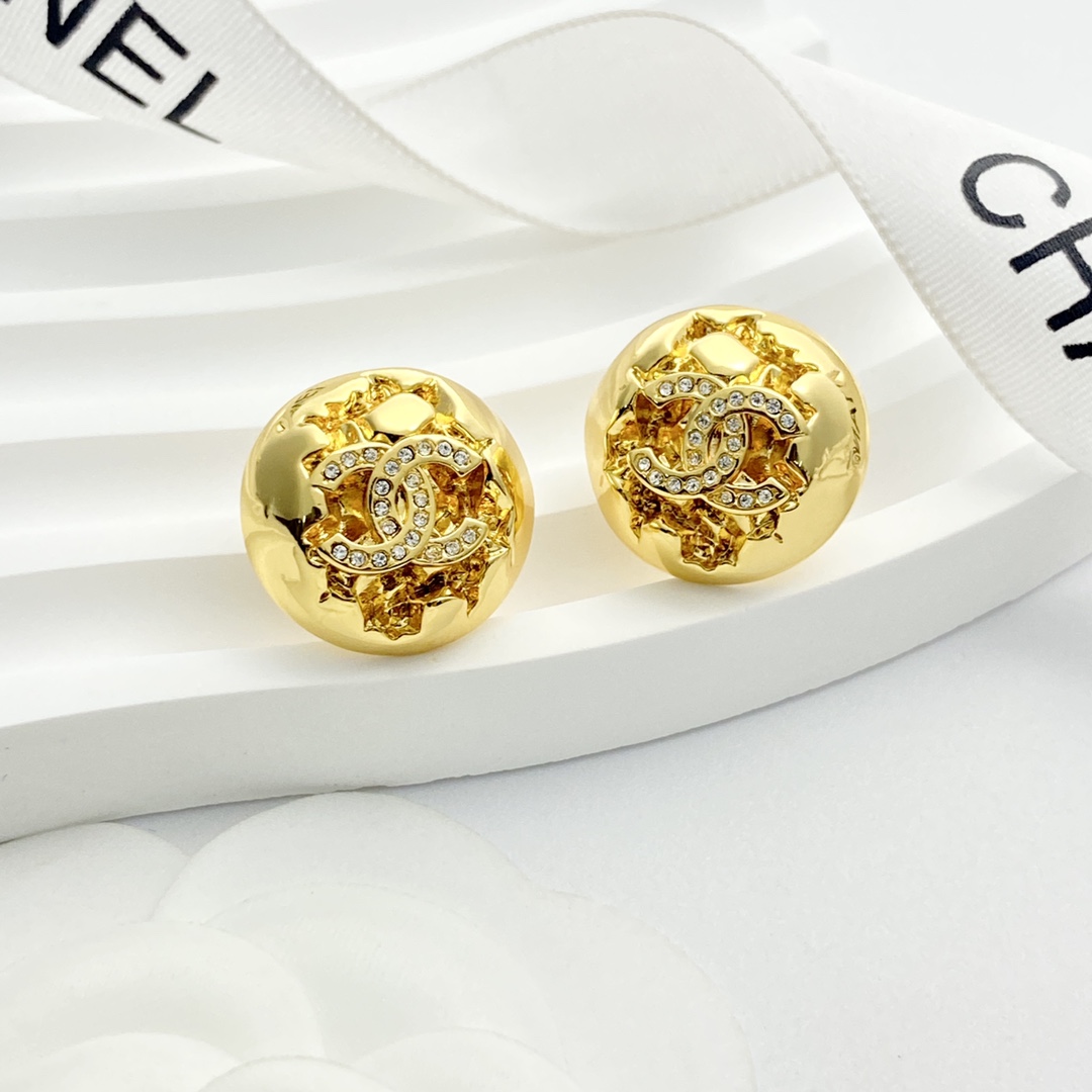 Chanel 原單金色立體耳釘 雙C立體雕花圓形飾品| 8 Chanel 原單金色立體耳釘 雙C立體雕花圓形飾品