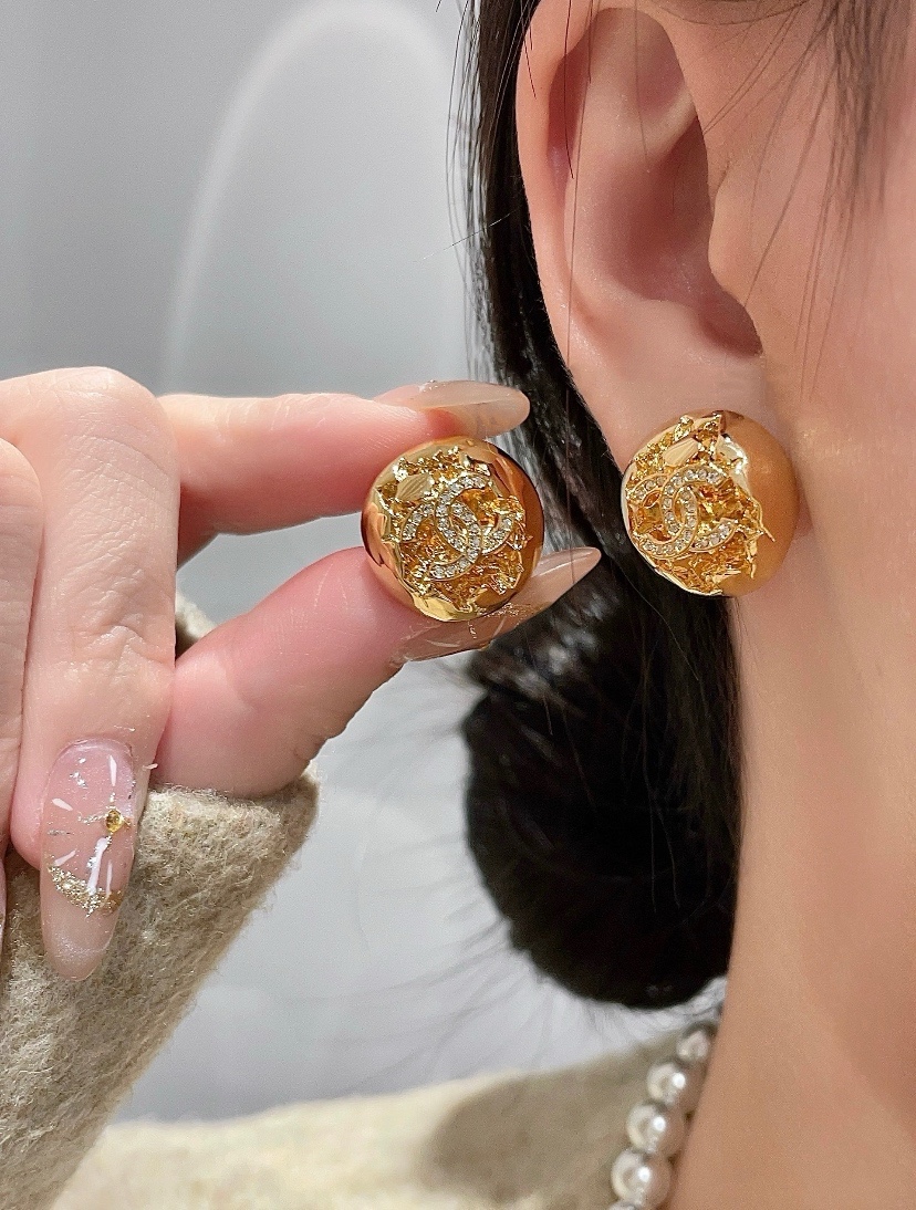 Chanel 原單金色立體耳釘 雙C立體雕花圓形飾品| 7 Chanel 原單金色立體耳釘 雙C立體雕花圓形飾品