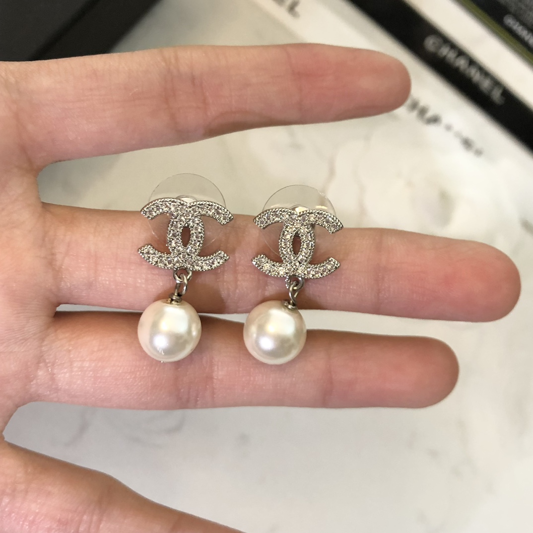 Chanel 高仿珍珠吊墜耳環 銀色雙C設計氣質女款| 8 Chanel 高仿珍珠吊墜耳環 銀色雙C設計氣質女款
