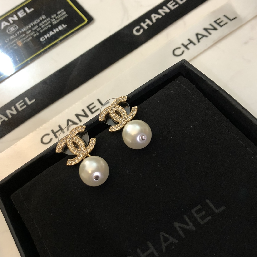 Chanel 高仿金色雙C珍珠耳環 優雅復古設計感飾品| 14 Chanel 高仿金色雙C珍珠耳環 優雅復古設計感飾品