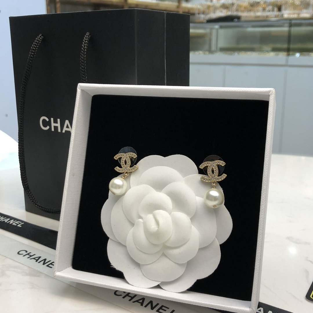 Chanel 高仿金色雙C珍珠耳環 優雅復古設計感飾品| 12 Chanel 高仿金色雙C珍珠耳環 優雅復古設計感飾品