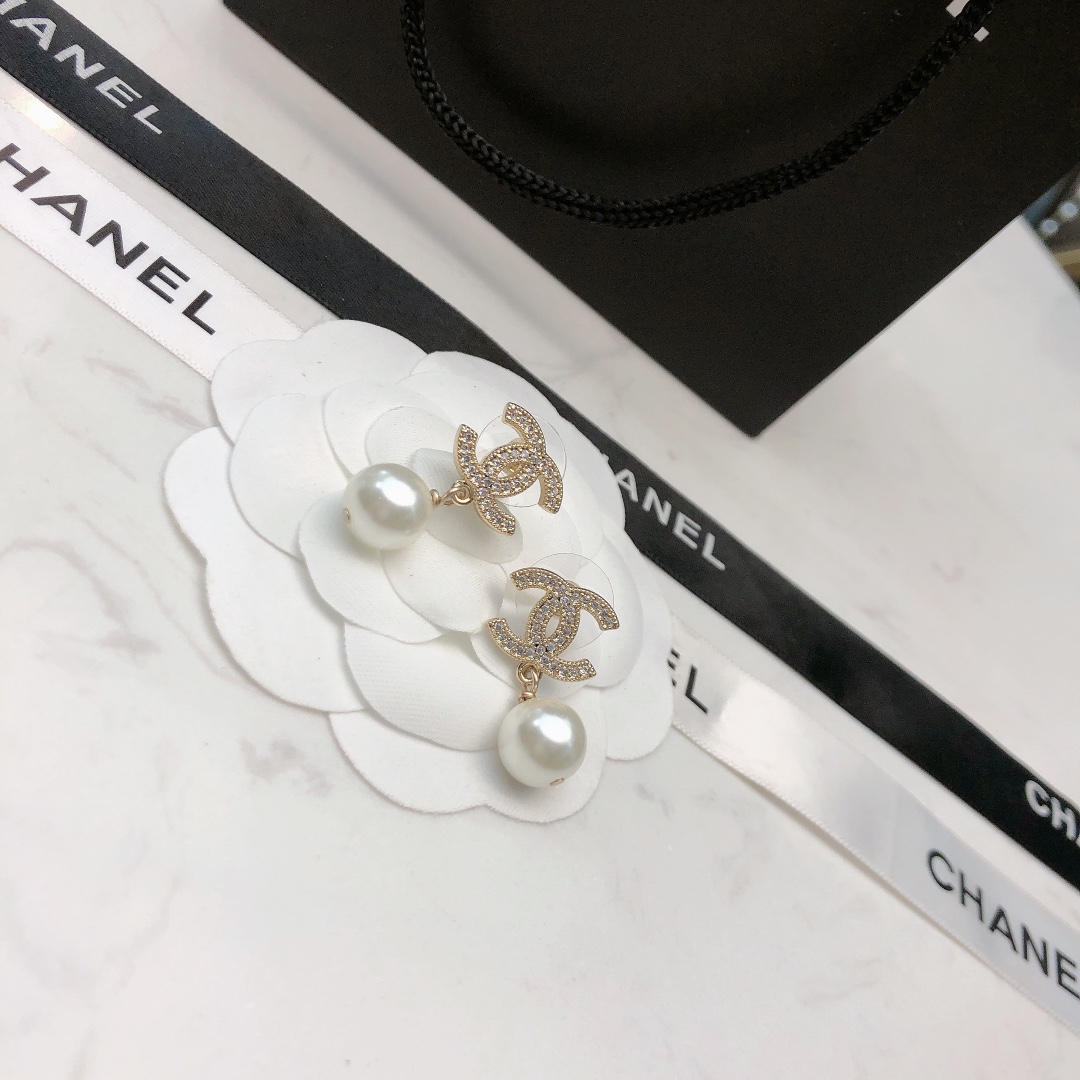 Chanel 高仿金色雙C珍珠耳環 優雅復古設計感飾品| 8 Chanel 高仿金色雙C珍珠耳環 優雅復古設計感飾品