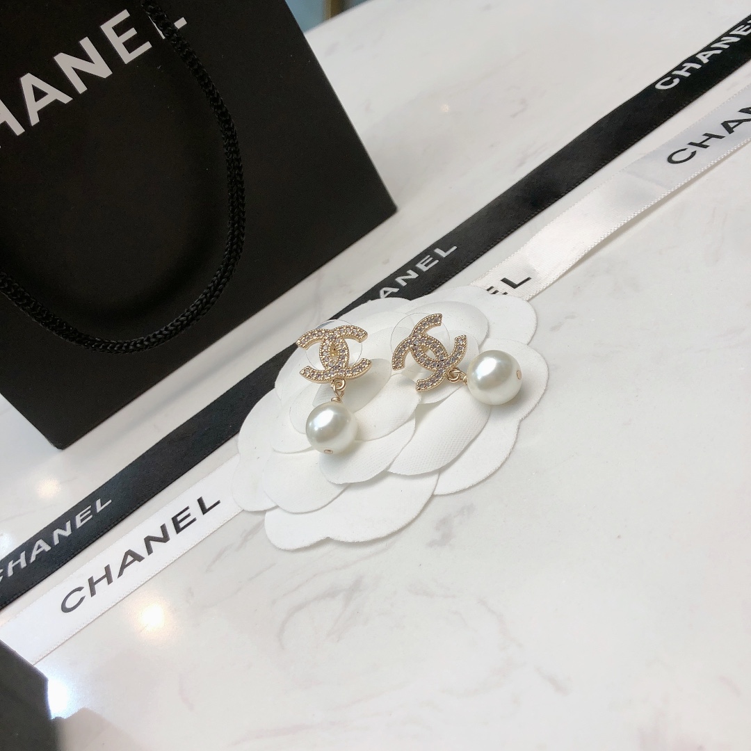 Chanel 高仿金色雙C珍珠耳環 優雅復古設計感飾品| 7 Chanel 高仿金色雙C珍珠耳環 優雅復古設計感飾品