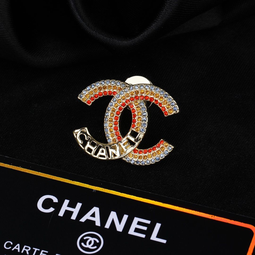 Chanel 高仿彩鑽雙C胸針 女士彩色水鑽徽章造型配件| 13 Chanel 高仿彩鑽雙C胸針 女士彩色水鑽徽章造型配件