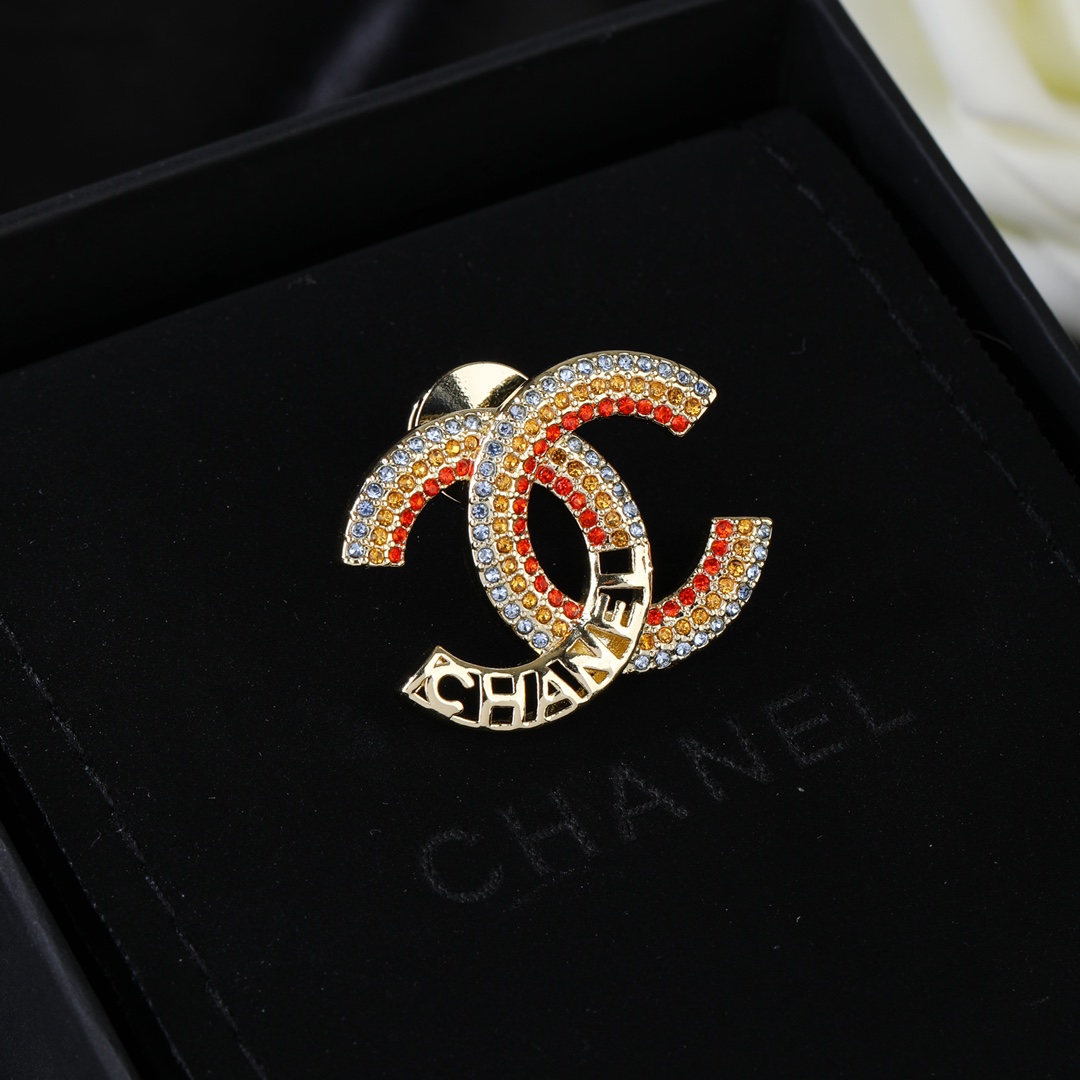 Chanel 高仿彩鑽雙C胸針 女士彩色水鑽徽章造型配件| 10 Chanel 高仿彩鑽雙C胸針 女士彩色水鑽徽章造型配件