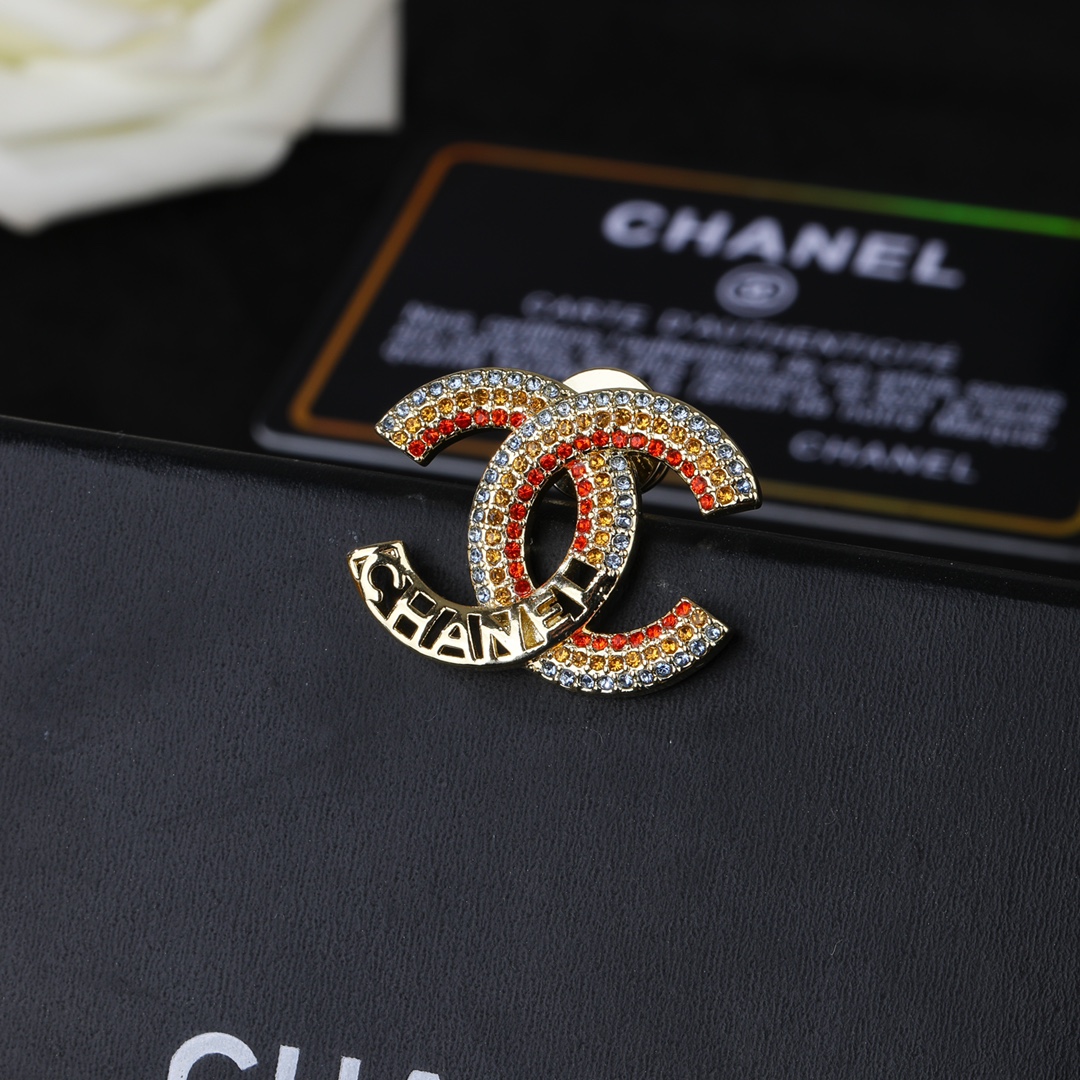 Chanel 高仿彩鑽雙C胸針 女士彩色水鑽徽章造型配件| 9 Chanel 高仿彩鑽雙C胸針 女士彩色水鑽徽章造型配件