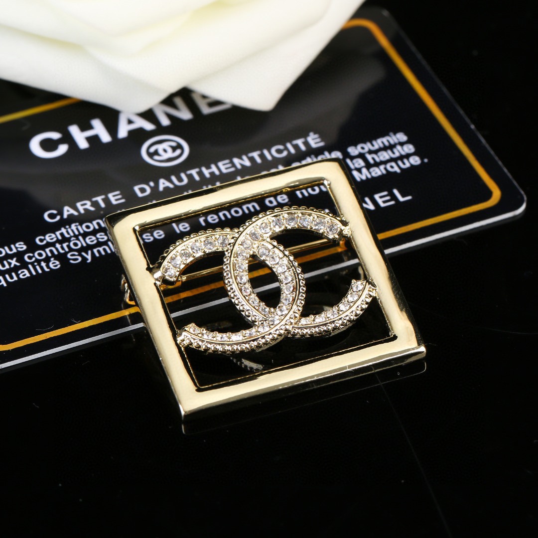 Chanel 高仿方框雙C胸針 金屬框線晶鑽細節女款配件