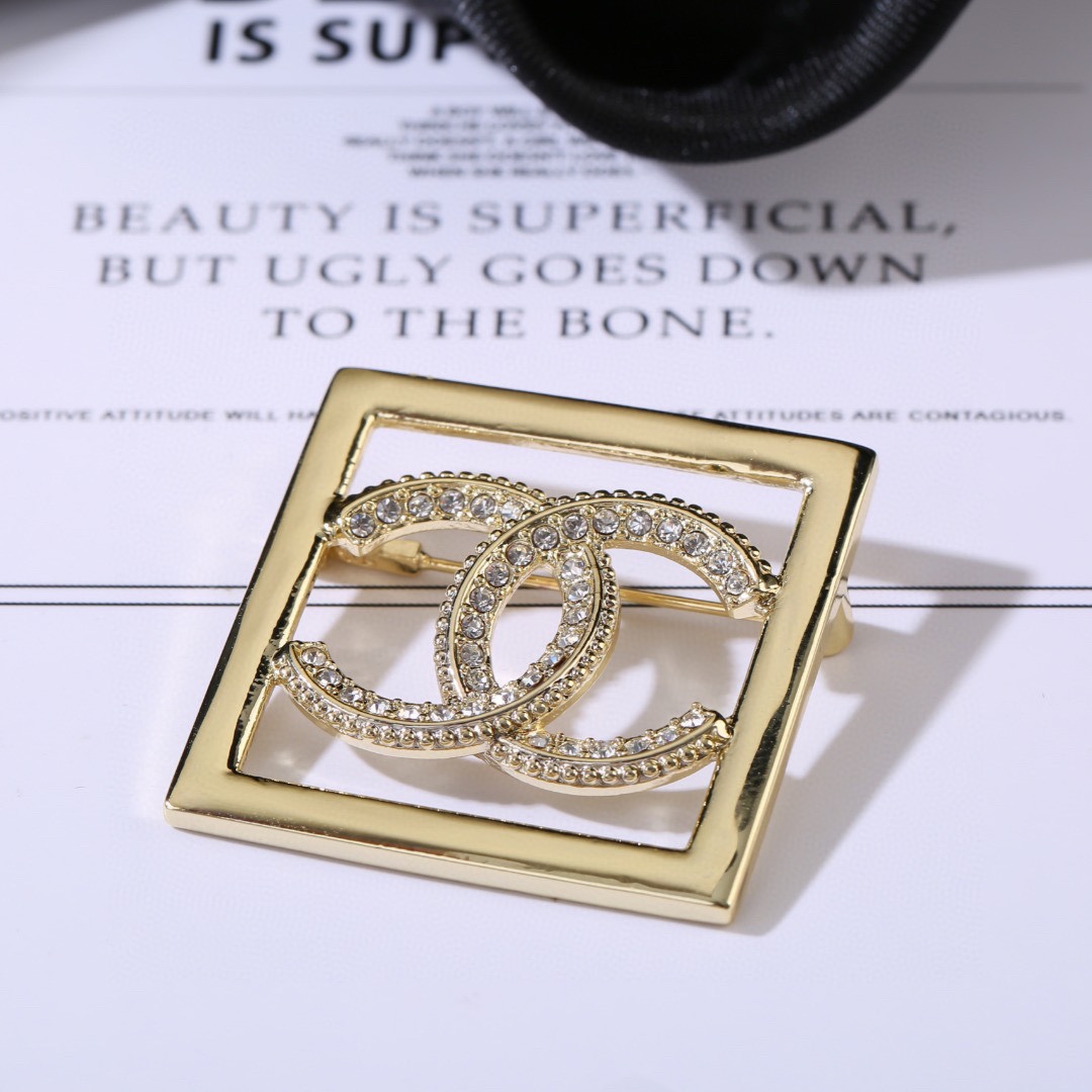 Chanel 高仿方框雙C胸針 金屬框線晶鑽細節女款配件| 12 Chanel 高仿方框雙C胸針 金屬框線晶鑽細節女款配件