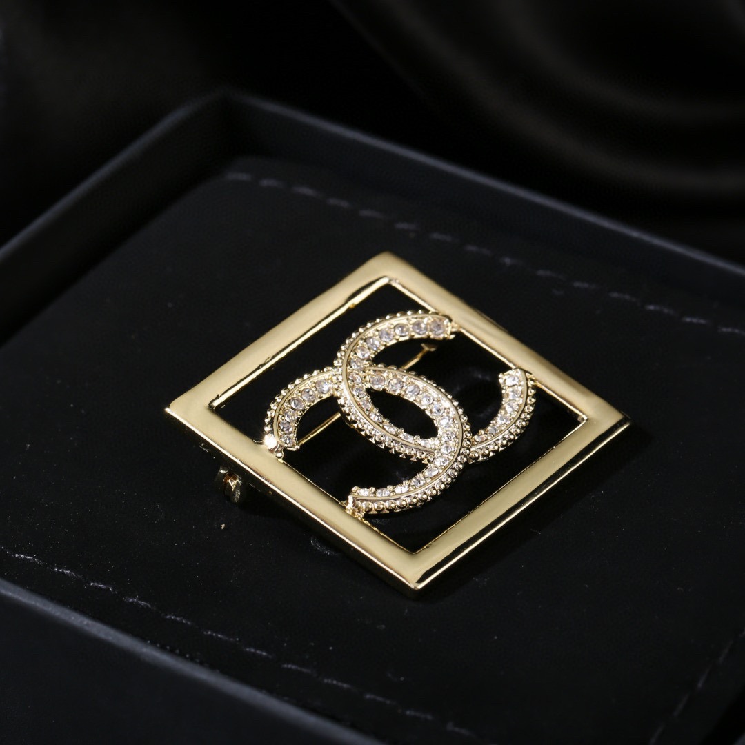 Chanel 高仿方框雙C胸針 金屬框線晶鑽細節女款配件| 10 Chanel 高仿方框雙C胸針 金屬框線晶鑽細節女款配件