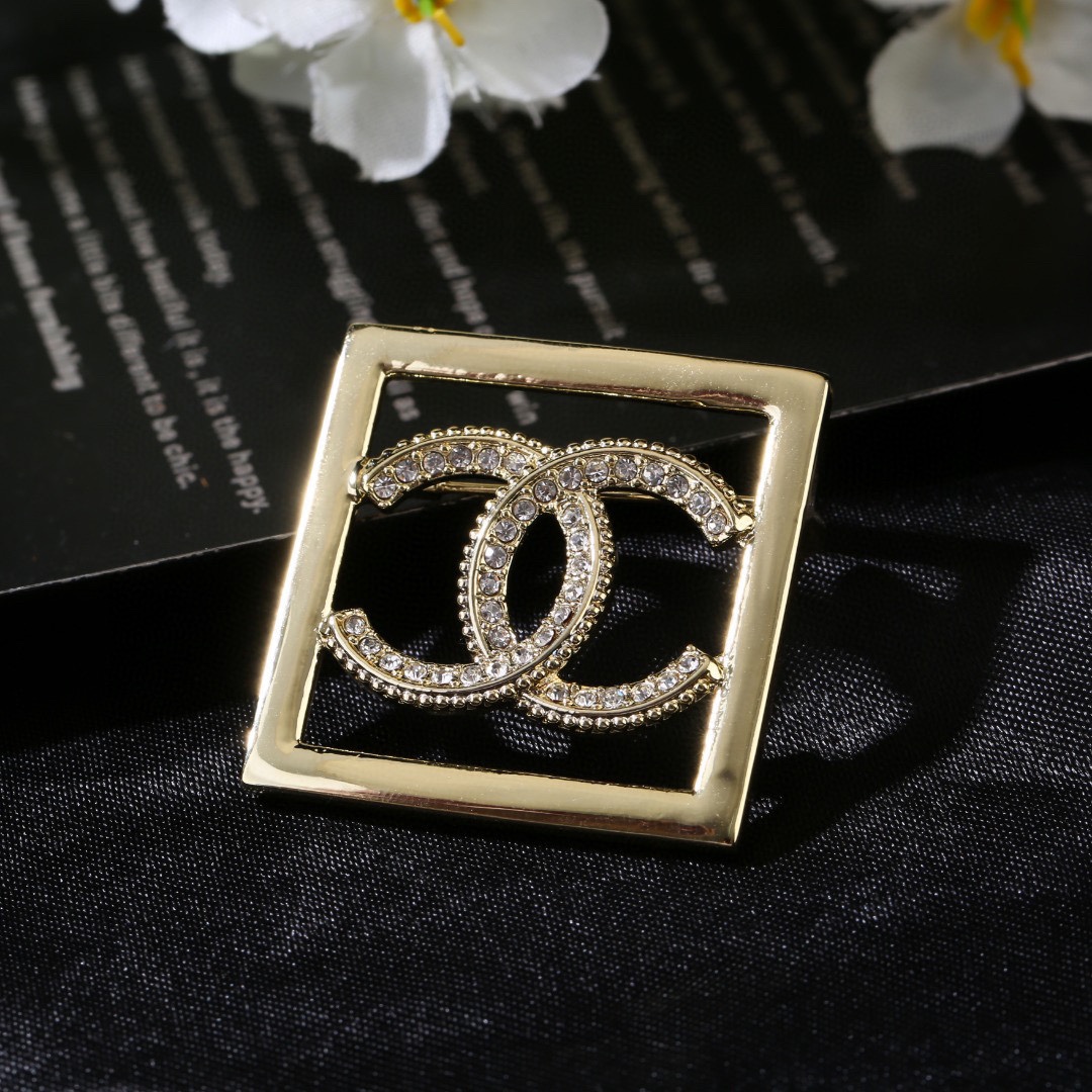 Chanel 高仿方框雙C胸針 金屬框線晶鑽細節女款配件| 9 Chanel 高仿方框雙C胸針 金屬框線晶鑽細節女款配件